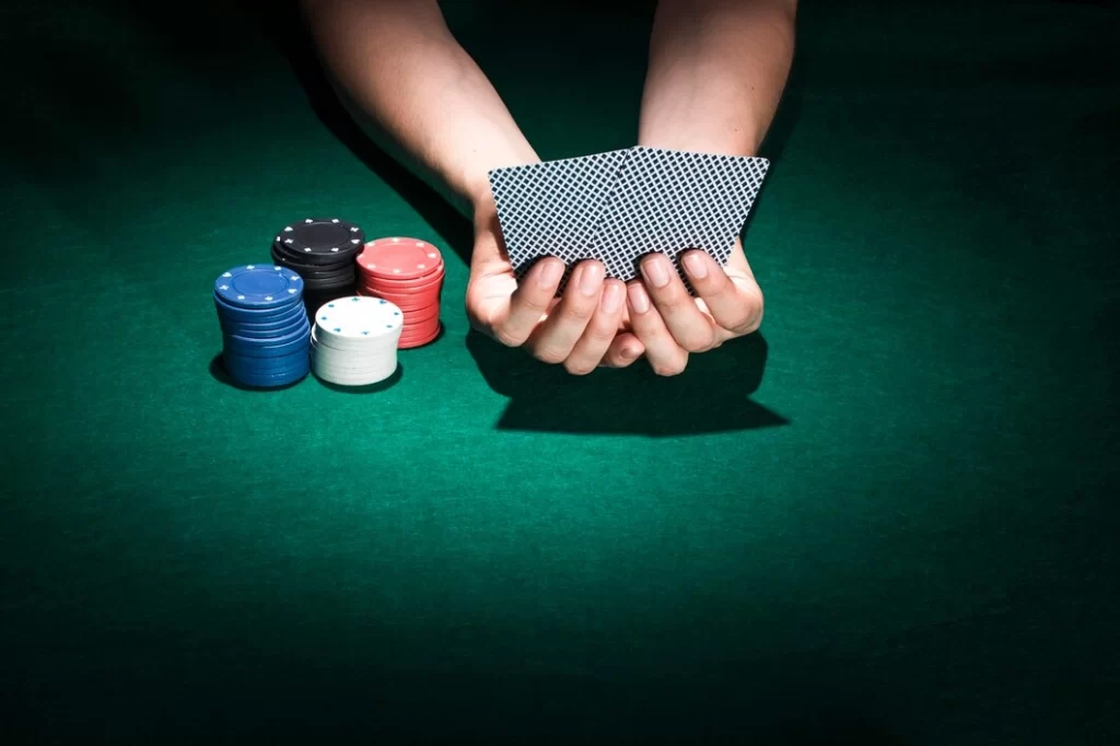 A person play Texas Hold’em - 177bet table game